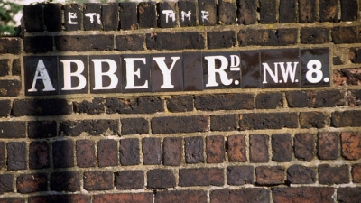 数少ないオリジナルの「Abbey Road」看板（1998年撮影）