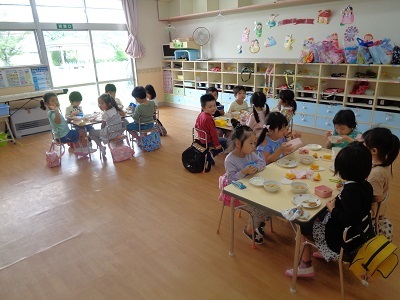 R3年8月12日 給食 食べてる風景